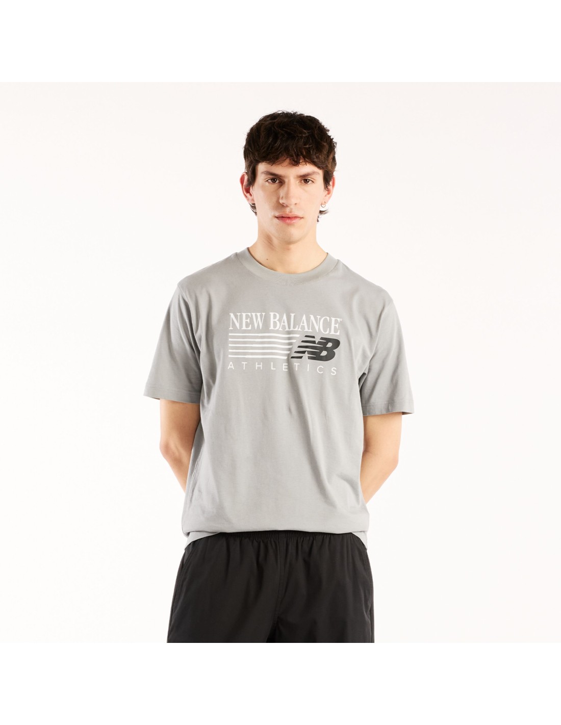 New balance - ΣΗΜΑΝΤΙΚΟ: Σε περίπτωση διαφοράς τιμής από το κατάστημα ισχύει παντα και μόνο η τιμή του καταστήματος New Balance Reimagined Graphic TShirt MT62U0E0YST