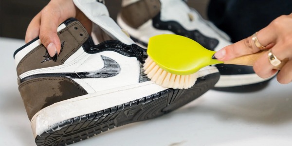 Πως να καθαρίσεις σωστά τα αθλητικά παπούτσια σου